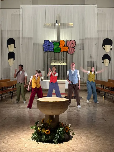 Vor der Installation „Fadenkreuz Help“ von Brandy Brandstätter überzeugte die Formation „Groove Crew“. | Foto: privat