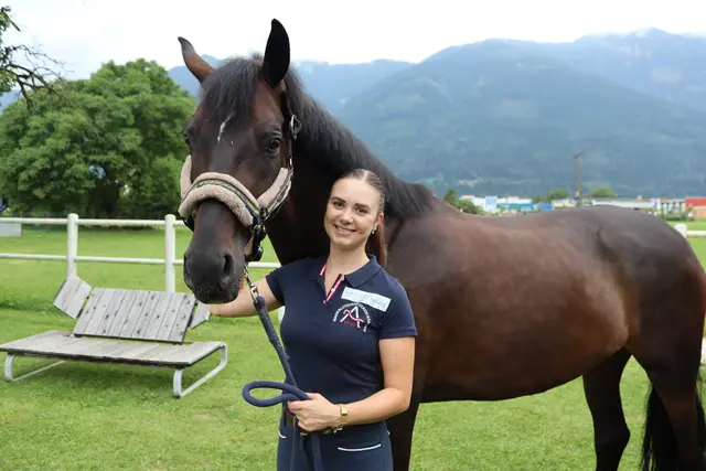Kathrin Brugger mit ihrer sechsjährigen Stute "Stella's Highlight". | Foto: MeinBezirk.at