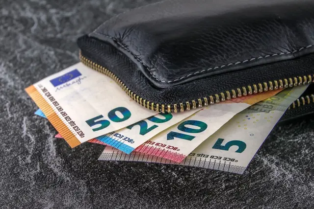 Besonders in einer immer digitaler werdenden Welt bleibt der Zugang zu Bargeld für viele Menschen ein wichtiges Thema. | Foto: Symbolbild pixabay.coom