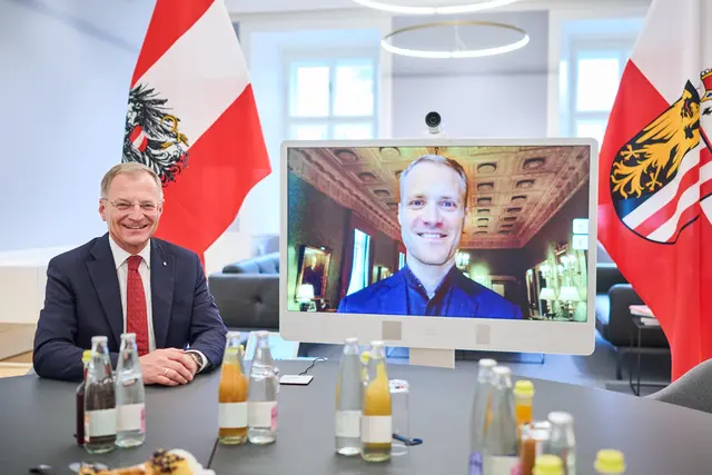LH Thomas Stelzer bei der Video-Pressekonferenz mit Christoph Koncz. | Foto: Land OÖ/Peter Mayr