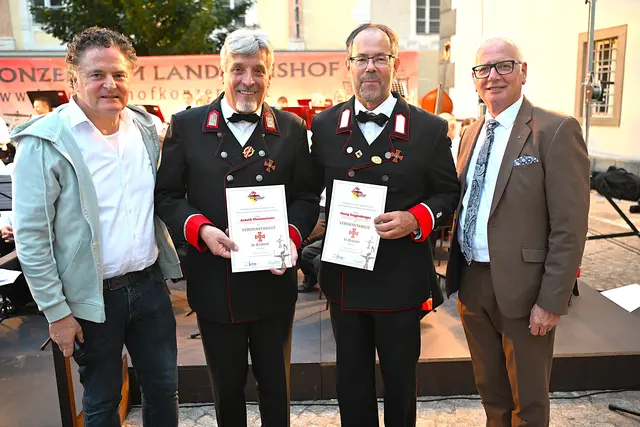 Arnold Obernosterer und Georg Guggenberger, zwei Lesachtaler, wurden mit dem Verdienstkreuz ausgezeichnet. | Foto: Josef Bodner