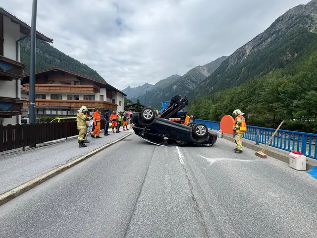Fahrzeugüberschlag in Sölden, die Fahrerin und die Beifahrerin wurden in die Klinik gebracht. | Foto: zoom.tirol
