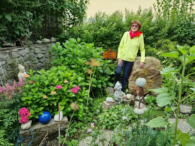 Verschiedenste Blumen, Sträucher, Bäume und Gräser in Kombination mit Steinen und Dekoration machen das besondere Flair von Gisela und Heinz Löws Garten in Vordernberg aus. Der große Stein aus der Erzberg-Gegend wurde als Geburtstagsgeschenk in den Garten gehoben.    | Foto: Astrid Höbenreich-Mitteregger