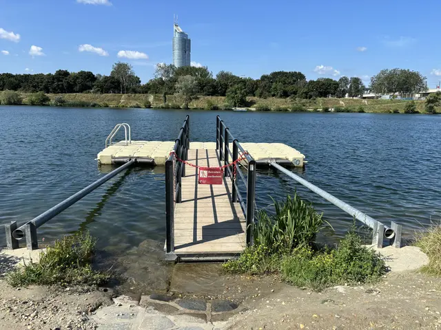 Die neuen Geländer an den Schwimmpontons der Neuen Donau sollen einen sicheren Zugang für alle Badegäste ermöglichen. | Foto: Sarah Marie Piskur / MeinBezirk