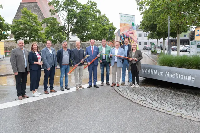 Glasfaserausbau der Gemeinde Naarn, am Foto von links Gemeinderat Stefan Nöbauer, WKO-Bezirksstellenleiterin Eva Steinkellner, Gottfried Masilko, externer Projektplaner Robert Schöller, Gesellschafter Alfred Pühringer von der Elektro Pühringer GmbH, Wirtschafts-Landesrat Markus Achleitner, Landtagsabgeordneter Anton Froschauer, Bürgermeister Martin Gaisberger, Amtsleiter Andreas Bayrhofer, Ersatzgemeinderätin Andrea Greindl. | Foto: Land OÖ/Andreas Maringer
