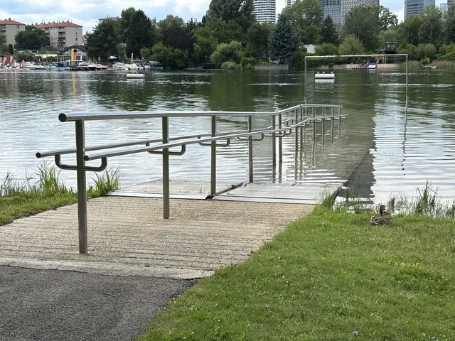 Im Gänsehäufel gibt es eine Rampe, die bis ins Wasser führt. Rollstuhlfahrerinnen und -fahrer kommen hier direkt ins kühle Nass. | Foto: Sarah Marie Piskur / MeinBezirk