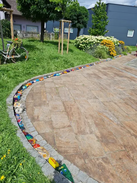 Die Steinschlange am Rosentaler Ortsplatz darf noch weiterwachsen. | Foto: Weixler