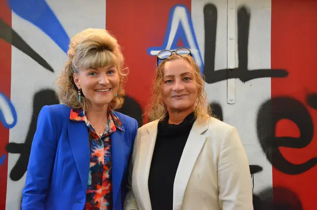 Melanie Wiener, stellvertretende Leiterin der Kulturabteilung des Landes Tirol, mit Gabi Plattner. | Foto: Sabine Schletterer