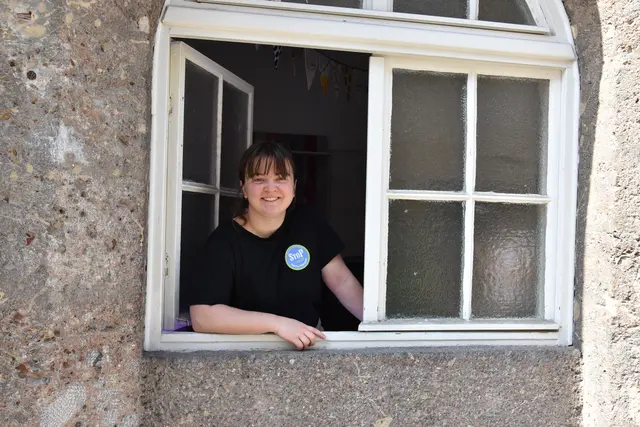 Mit viel Engagement informiert StoP-Koordinatorin Kim über Zivilcourage und zeigt Wege auf, wie man aktiv gegen Partnergewalt auftreten kann. | Foto: Gregor Jenewein