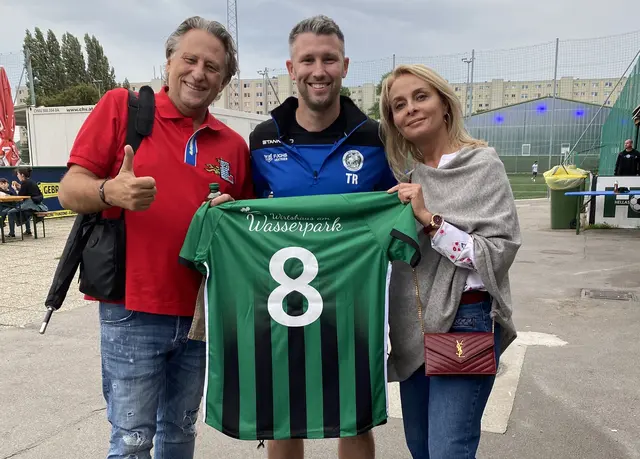 Hellas-Trainer Günther Svarc präsentiert gemeinsam mit Erika und Harald Gaunersdorfer (Rückensponsor "Wirtshaus am Wasserpark") die neuen Dressen des Teams. | Foto: Hellas Kagran