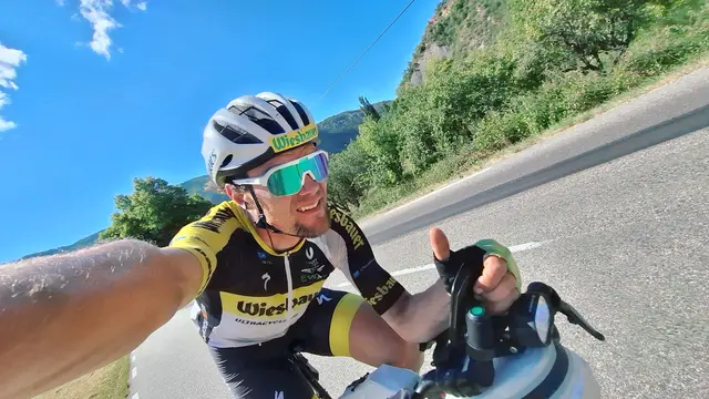 Bisher zum Glück sturz- und verletzungsfrei und jetzt sogar unter den Top 3: Christoph Strasser zuletzt am Tourmalet. | Foto: Christoph Strasser