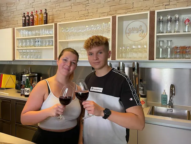 Stefanie Stütz (links) und Zoe Horvath betreiben seit September 2024 das "Royal Bites" in der Dirnbergerstraße 8. | Foto: MeinBezirk Perg