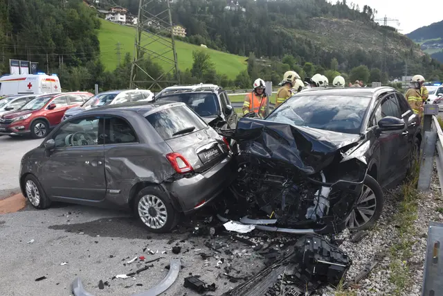 Sekundenschlag war der Auslöser eines Unfalls in Zell: ein Pkw fuhr in geparkte Autos bei einem Autohaus, der Schaden ist groß.