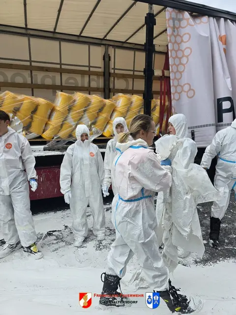 Die Freiwilligen Feuerwehren Bad Waltersdorf, Neudorf und Ilz waren mit insgesamt 21 Einsatzkräften, sieben Fahrzeugen und einem Frontlader im Einsatz, um die ausgetretene Ladung zu bergen. | Foto: FF Bad Waltersdorf