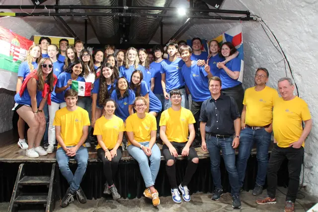 Die Teilehmerinnen und Teilnehmer des heurigen Lions Jugendcamps mit der Betreuungscrew beim sogenannten „Nationenabend“ bei dem sie ihr Herkunftsland im Trumer Braugwölb vorstellten.  | Foto: Lions/Rosner