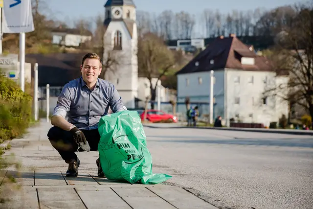 Stefan Kaineder griff bei der Reinigungsaktion selbst zu Handschuhen und Müllsack. | Foto: Land OÖ