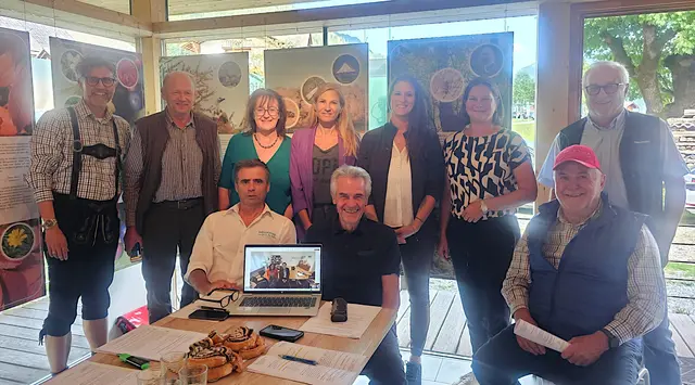 v.l.n.r. (stehend): GF Robert Heuberger, Bürgermeister Hans Jörg Kerschbaumer, Naturpark Rat Vorsitzende Elfriede Mazzarella Kerschbaumer, Amtsleiterin Tanja Cwioro, Laura Waldner (Landesmuseum), Bürgermeisterin Karoline Turnschek, Naturpark Vorsitzender Franz Schier, sitzend: Tourismuschef Thomas Michor, Kassenprüfer Paul Ertl, Kassier Johann Weichsler am PC: Landesrätin Sara Schaar und Büroleiterin Sabine Kinz | Foto: Herbert Bernkopf