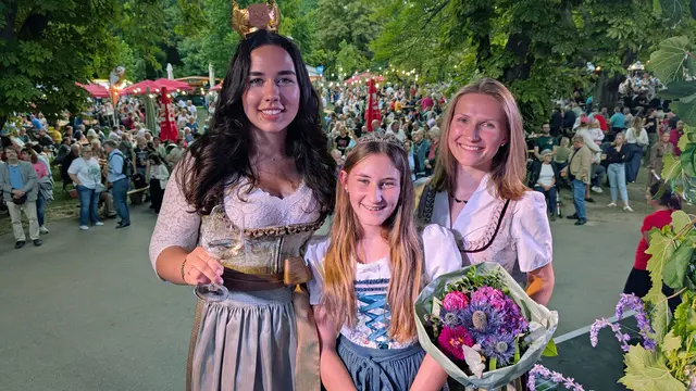 Von links: Weinkönigin Michaela I., Weinprinzessin Marlene und die scheidende Regentin Magdalena I.. | Foto: Stadtgemeinde Mödling / cb