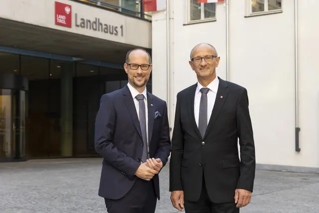 LH Anton Mattle und Digitalisierungslandesrat Mario Gerber treiben die digitale Verwaltungsreform in Tirol voran. | Foto: Land Tirol/Die Fotografen
