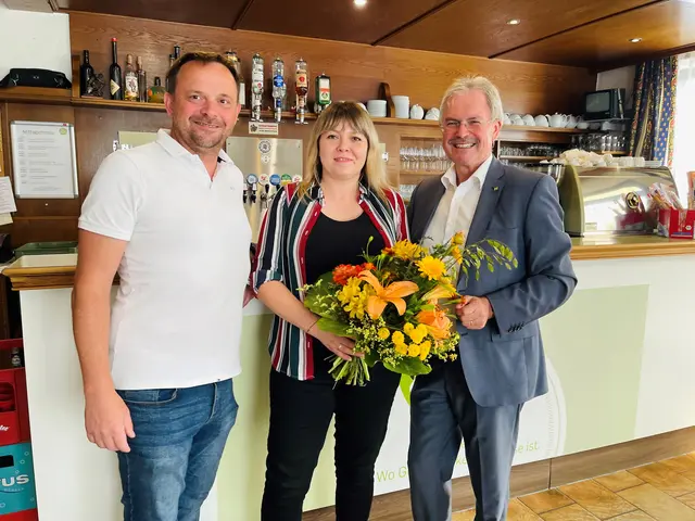 Vlnr: GGR Rudi Zesch, Neo-Wirtin Franziska Schaudner, LTP Karl Wilfing | Foto: LT-Direktion NÖ / Schultes