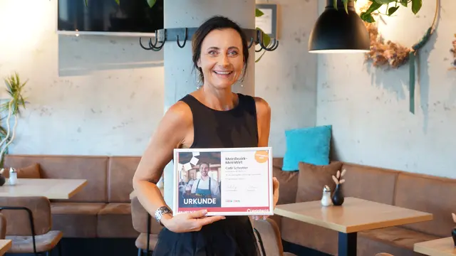 Die Urkunde zum Sieg soll einen besonderen Platz im Café finden. | Foto: Schrapf