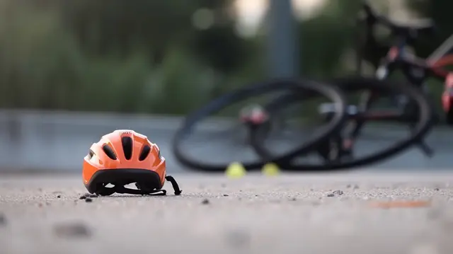 Eine Radfahrerin und ein Pkw krachten zusammen. (Symbolfoto) | Foto: stock.adobe.com/at/vlntn