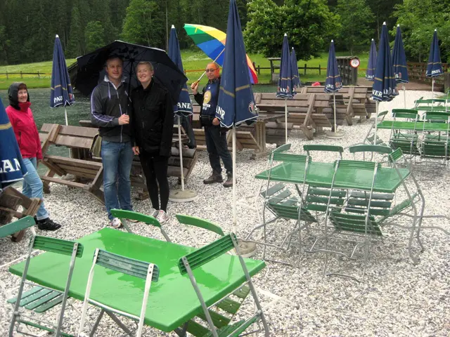 Beschirmt kommen die Gäste: Doch über die Gastgärten der ganzen Region von „drent &amp; herent“ ziehen immer wieder dunkle Wolken mit viel Regenschauer. | Foto: Franz Gruber