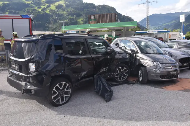 Durch den Unfall wurden zwei Erwachsene und drei Kinder verletzt. Sie wurden nach der notärztlichen Erstversorgung mit Verletzungen unbestimmten Grades in das Bezirkskrankenhaus Schwaz gebracht.