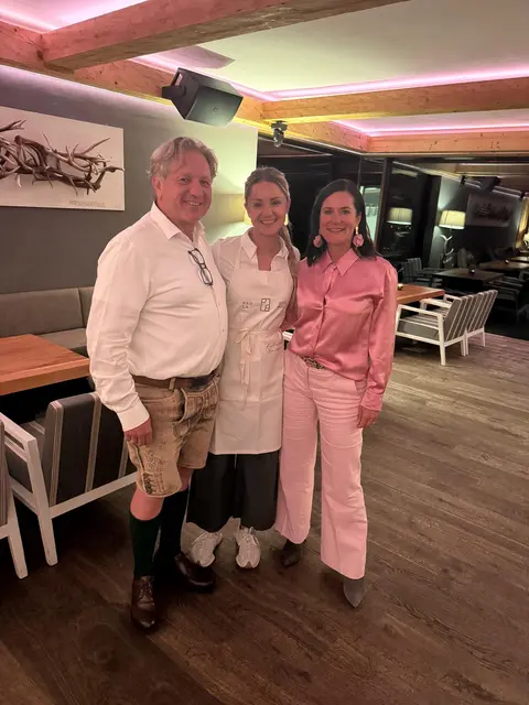 Vlnr.: Thomas Heigenhauser (Wirt der Steinbockalm), Paula Bründl (Jungköchin aus dem Pinzgau) und  Christine Scharfetter (Geschäftsführerin Hochkönig Tourismus). | Foto: Hochkönig Tourismus