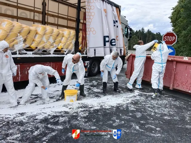 Aufgrund unzureichender Ladungssicherung verrutschte die Fracht eines Sattelzugs und zahlreiche Farbeimer platzten auf – in der Folge kam es zu einem Großeinsatz und kilometerlangem Stau. | Foto: FF Bad Waltersdorf