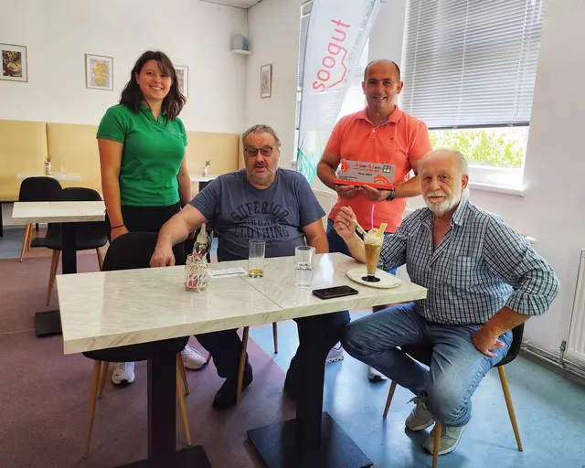 Marktleiterin Rebekka Gäßler mit Pavo Maric und den Gästen Thomas und Paul im neu gestalteten Restaurantbereich. | Foto: soogut Markt