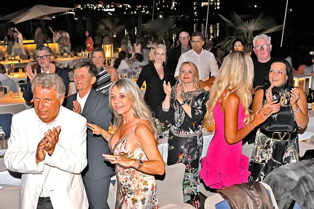 Zwischen den Tischen tanzen die Gäste ausgelassen und genießen die musikalische Stimmung | Foto: Josef Bodner