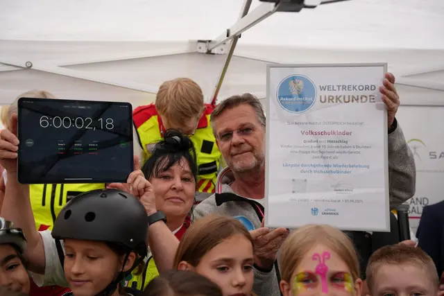Rekordrichter Herbert König (re.) bei der Überreichung der Urkunde | Foto: Rotes Kreuz Salzburg