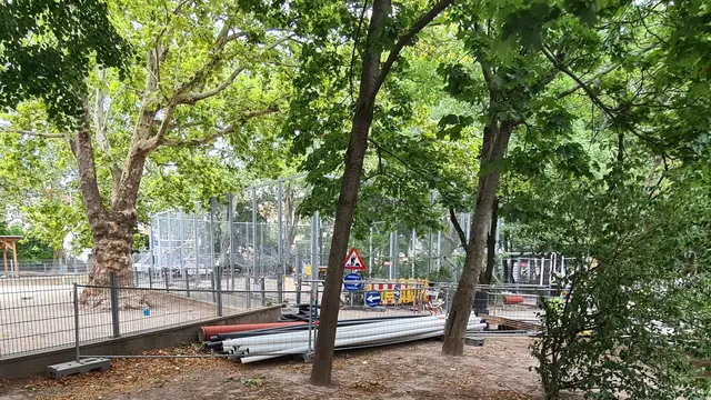 Im Albert-Dub-Park sollen die Ballsportanlage, die Fußwege und deren Beleuchtung noch vor Schulbeginn erneuert werden.  | Foto: BV 18