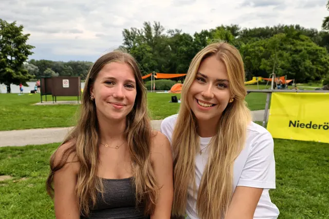 Klara Hager und Vanessa Wania feuerten ihr Team an. | Foto: Christian Nowotny