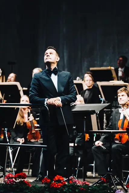 Ein Sinnbild der "Sommerabende": Dirigent Andrea Sanguineti (Münchner Symphoniker) blickte gen  Himmel – aufgenommen unmittelbar nachdem der Regen aufgehört hat. Bis dahin harrten 1.175 Gäste geduldig im Regen aus – | Foto: Amir Kaufmann