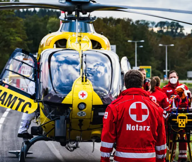 Die Frau wurde schwer verletzt und nach der notärztlichen Erstversorgung mit dem Rettungshubschrauber "Christophorus 15" in das Kepler Uniklinikum nach Linz geflogen. | Foto: TEAM FOTOKERSCHI.AT / KERSCHBAUMMAYR