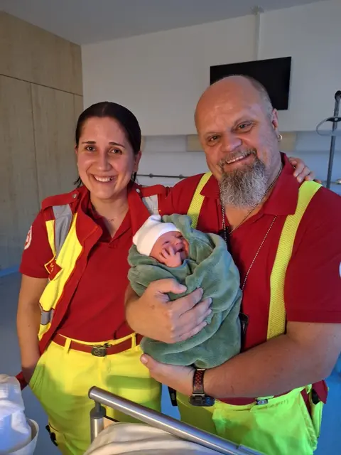 Baby Theresa mit dem Geburtshilfeteam Isabell und Christian vom Samariterbund. | Foto: ZOOM.Tirol