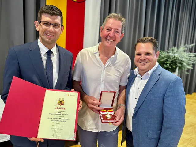 Jubilar Bgm. Josef "Mex" Müller erhielt das Große Goldene Ehrenzeichen. | Foto: Büro LHStv Gruber
