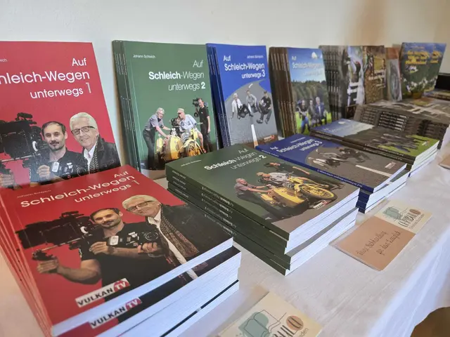 Er schreibt Geschichte(n): Ein Teil der beeindruckenden Buchsammlung von Johann Schleich.
 | Foto: Nicole Schawill