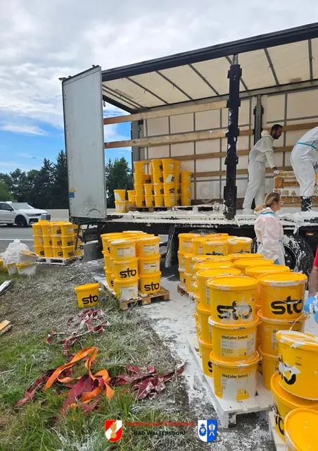 Aufgrund unzureichender Ladungssicherung verrutschte die Fracht eines Sattelzugs und zahlreiche Farbeimer platzten auf – in der Folge kam es zu einem Großeinsatz und kilometerlangem Stau. | Foto: FF Bad Waltersdorf