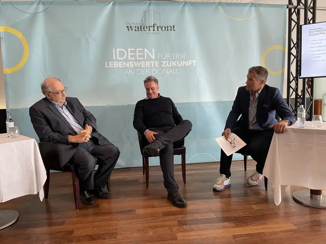 Die DBR-Investoren Ariel Muzicant (l.) und Markus Teufel (m.) bei einem Pressegespräch im Sommer 2022. Auch im Bild: Armin Assinger (r.) | Foto: Kathrin Klemm