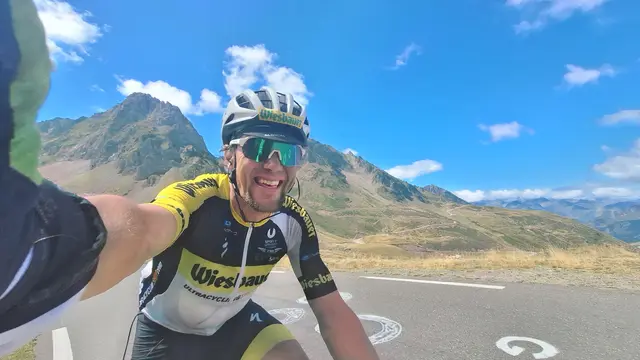 Kurz vor Sestriere in Frankreich: Erstmals ist Christoph Strasser unter den Top 3 in diesem Transcontinental Race 2025. | Foto: Christoph Strasser