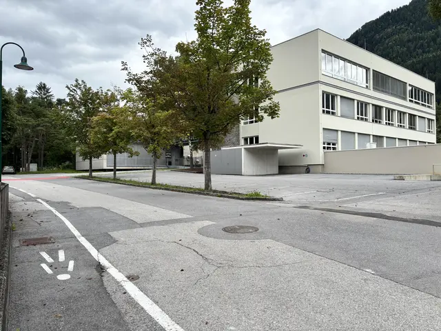 In Haiming und Ötztal-Bahnhof werden mehrere 30er-Zonen entstehen, wie rund um die Volksschule und Sonderschule Ötztal-Bahnhof. | Foto: Dorn