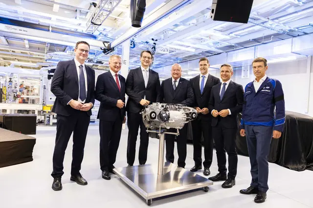 Der Start der Serienproduktion erfolgte im Beisein des Bundeskanzlers Christian Stocker, des Bundeswirtschaftsministers Wolfgang Hattmannsdorfer, des Landeshauptmanns von Oberösterreich Thomas Stelzer, sowie des Wirtschafts-Landesrates von Oberösterreich, Markus Achleitner, und des Produktionsvorstands der BMW AG Milan Nedeljković. | Foto: BMW Group Werk