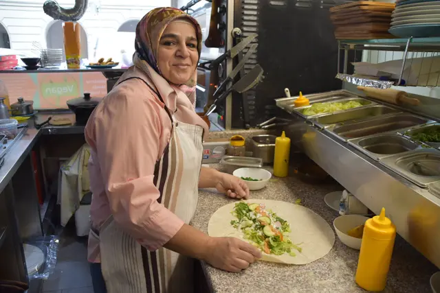 Im Gespräch mit MeinBezirk erzählt Sultan Pehlivan von ihren Erfahrungen als Unternehmerin und Leiterin eines Kebaprestaurants.  | Foto: Kapferer