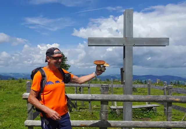 Beim Gipfelkreuz auf dem Rainstock mit einem Prachtexemplar eines Steinpilz-Duos