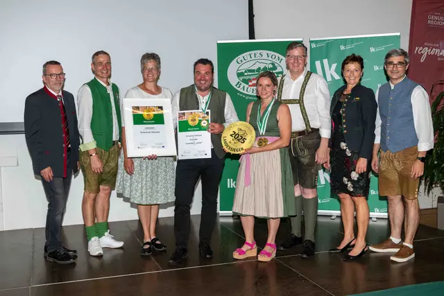 In der Kategorie Schnittkäse erlangten Josef und Barbara Fischer (Mitte) aus Kitzeck den begehrten Landessieg mit ihrem "Schwarzen Diamant". | Foto: LK Steiermark/Kristoferitsch