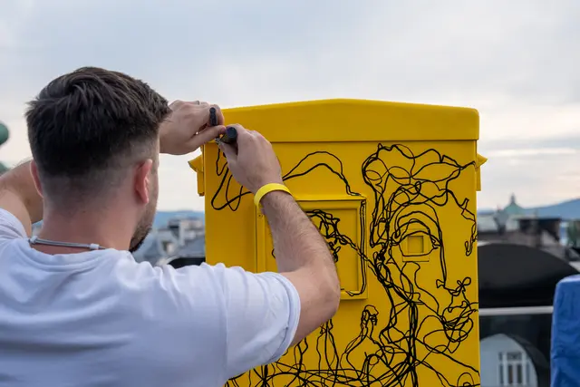 Martin Tardy gestaltete seinen Postkasten in nur wenigen Minuten in einer Live-Performance.   | Foto: Valentina Marinelic/MeinBezirk