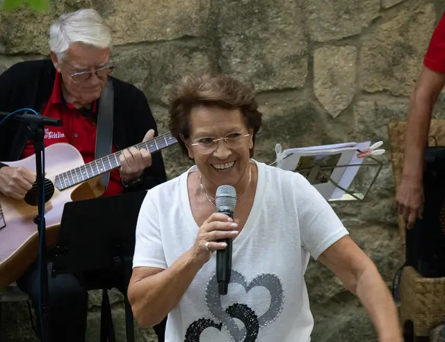 Christl Prager, die Grande Dame des Wienerliedes singt in Hautzendorf. | Foto: Regina Courtier